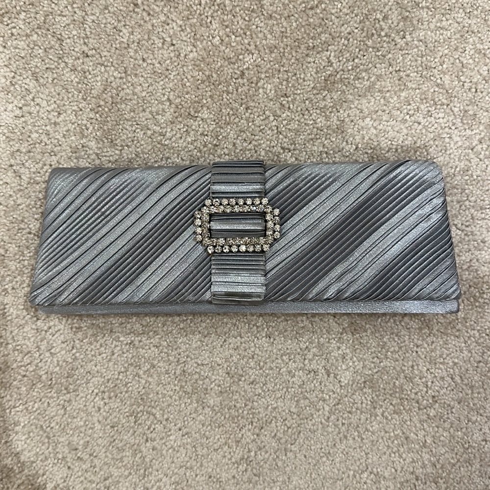 Clutch in silver gray